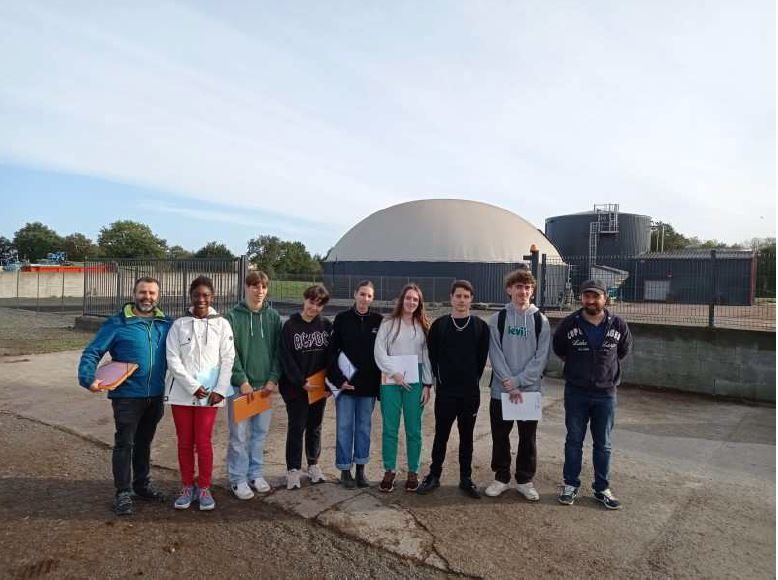 Les élèves de Terminale STL SCPL en visite au « GAEC Bon vent » situé dans la commune de Rives de l’Yon.